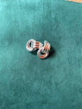 Heaven mayhem Silver Interlocking Knot Earrings - Silver